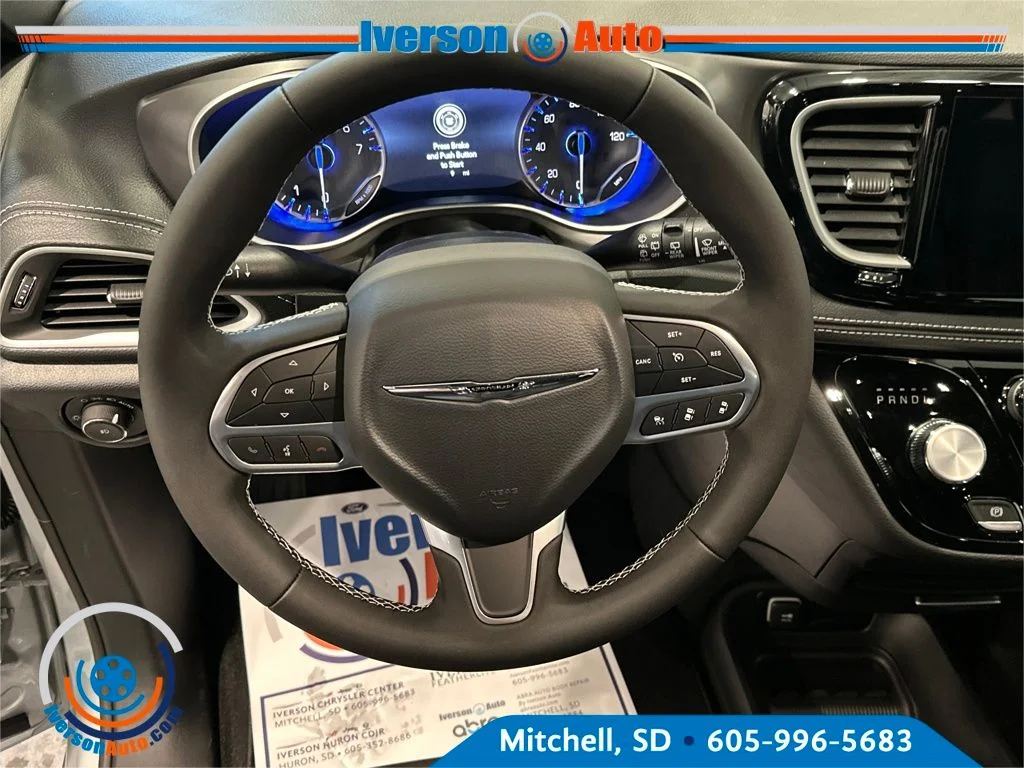 New 2026 Silver Mist Clear-Coat Exterior Paint Chrysler Select image 17