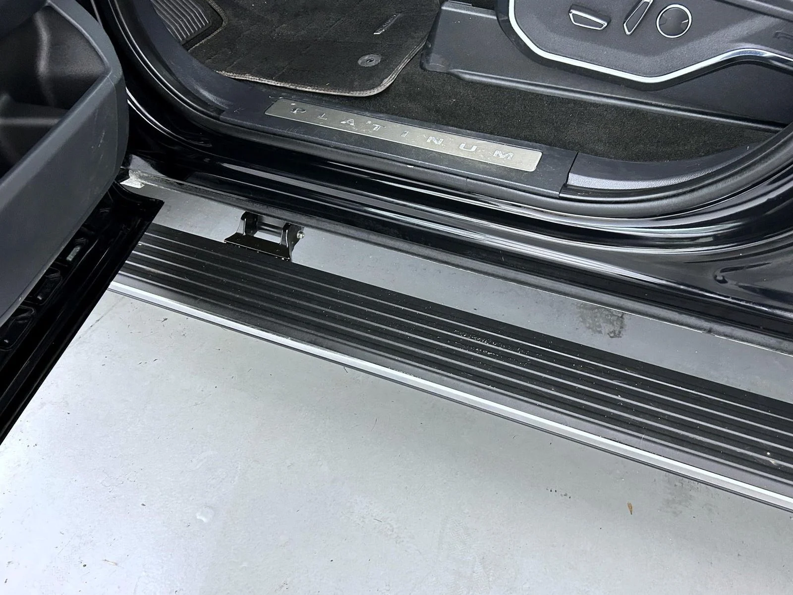 Used 2022 Black Ford Platinum image 9