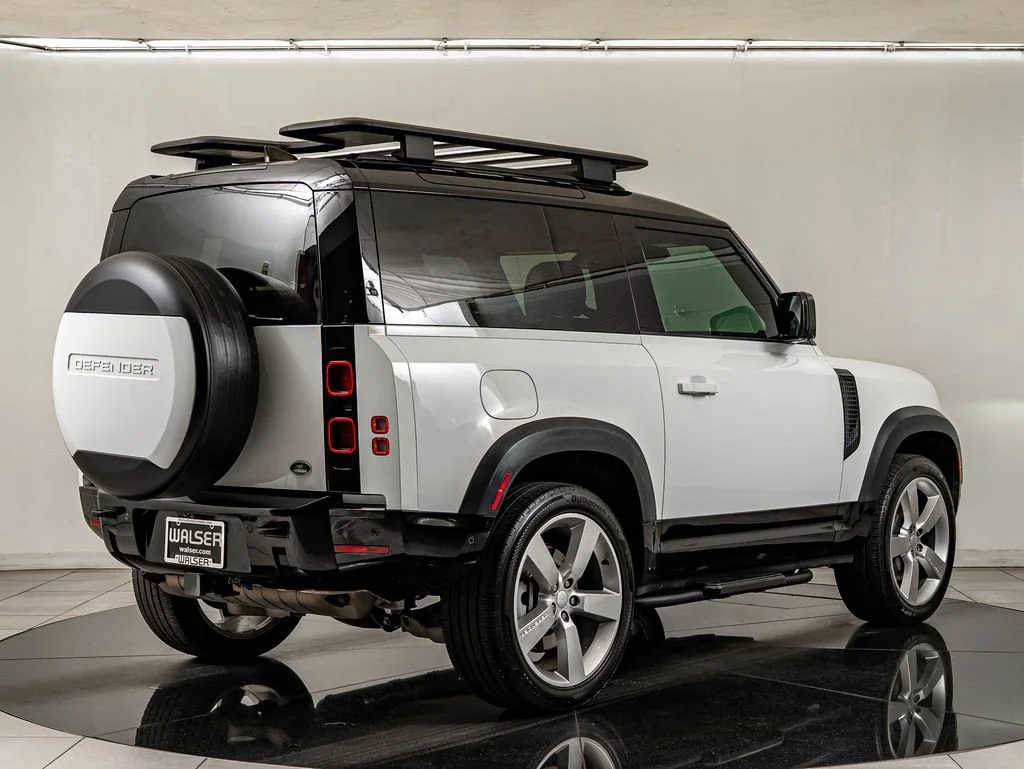 Used 2023 White Land Rover X-Dynamic SE image 5