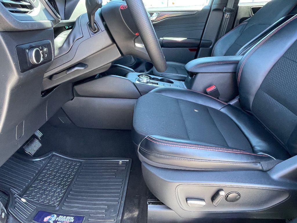 Used 2025 Agate Black Metallic Ford ST-Line image 12