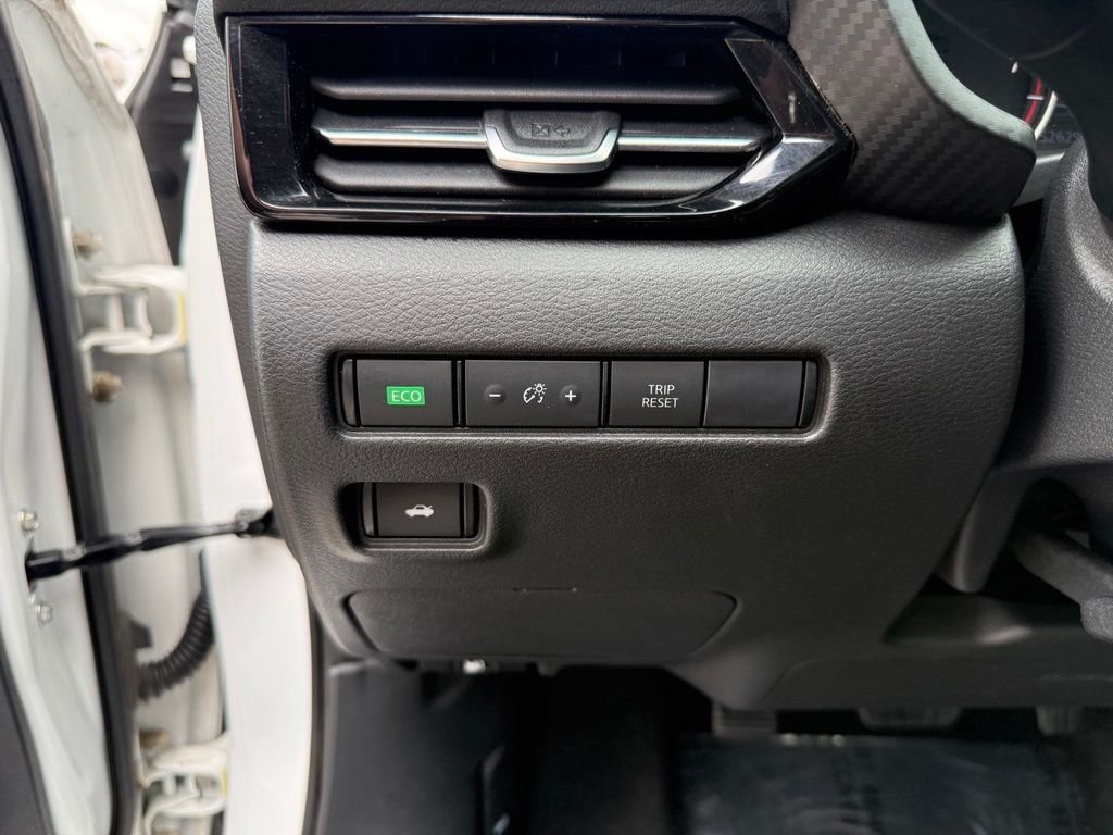 Used 2021 White Nissan SR image 7