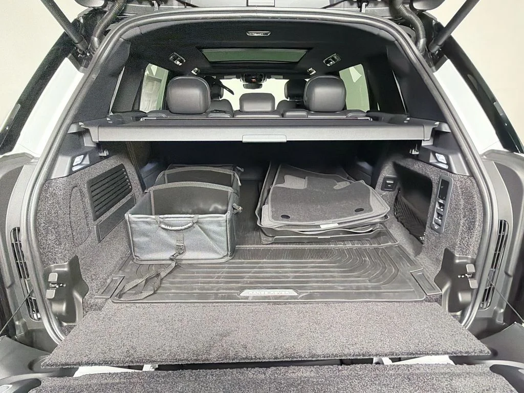 New 2026 Fuji White Land Rover SE 7 Seats image 28