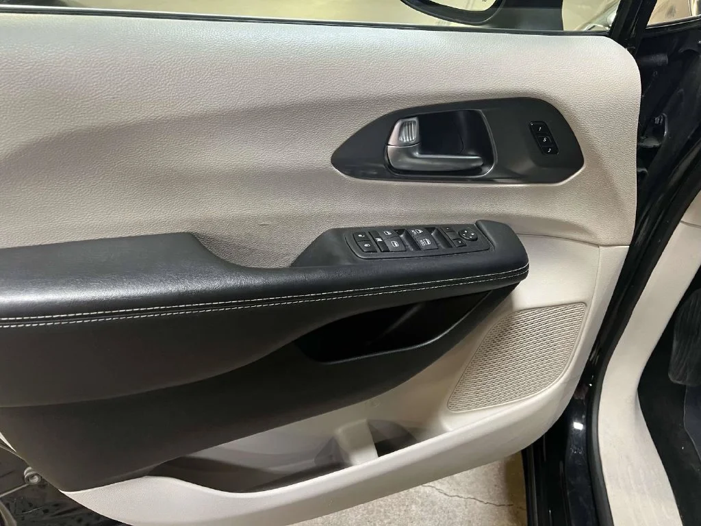 Used 2023 Black Chrysler Touring L image 13