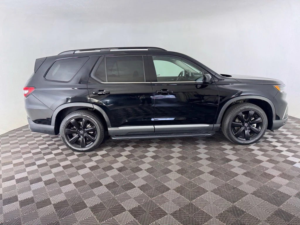 Used 2024  Honda Touring image 3