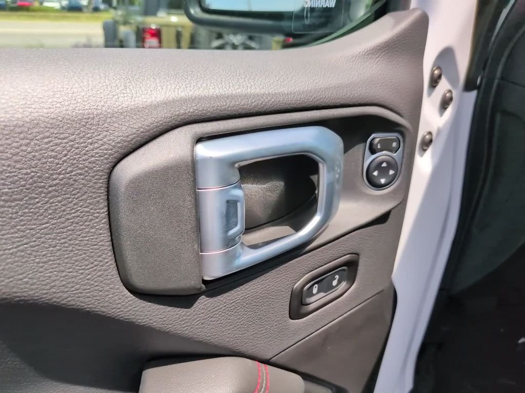 New 2026 Bright White Clear-Coat Exterior Paint Jeep Rubicon image 13