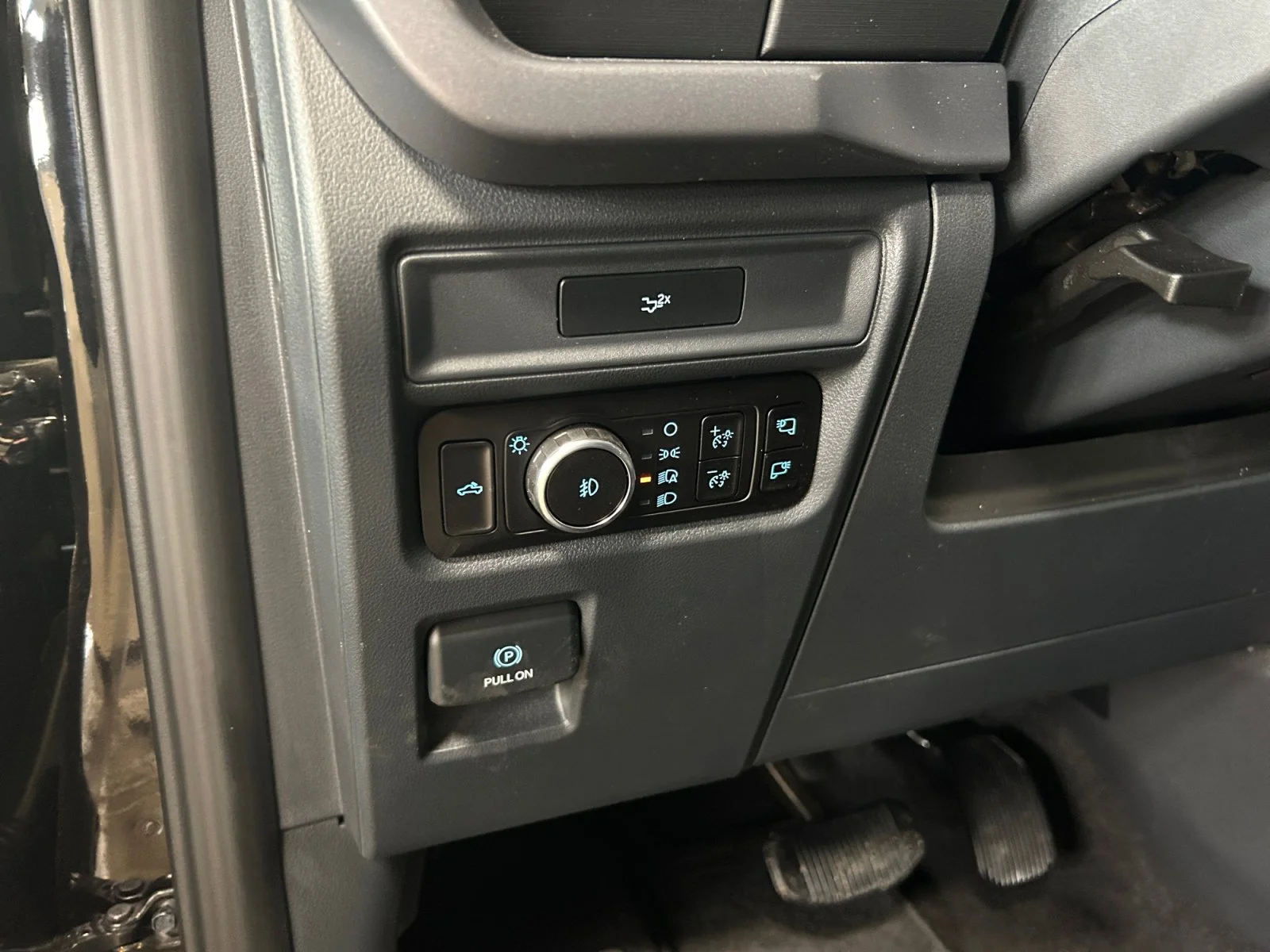 New 2026 Agate Black Metallic Ford XLT image 16