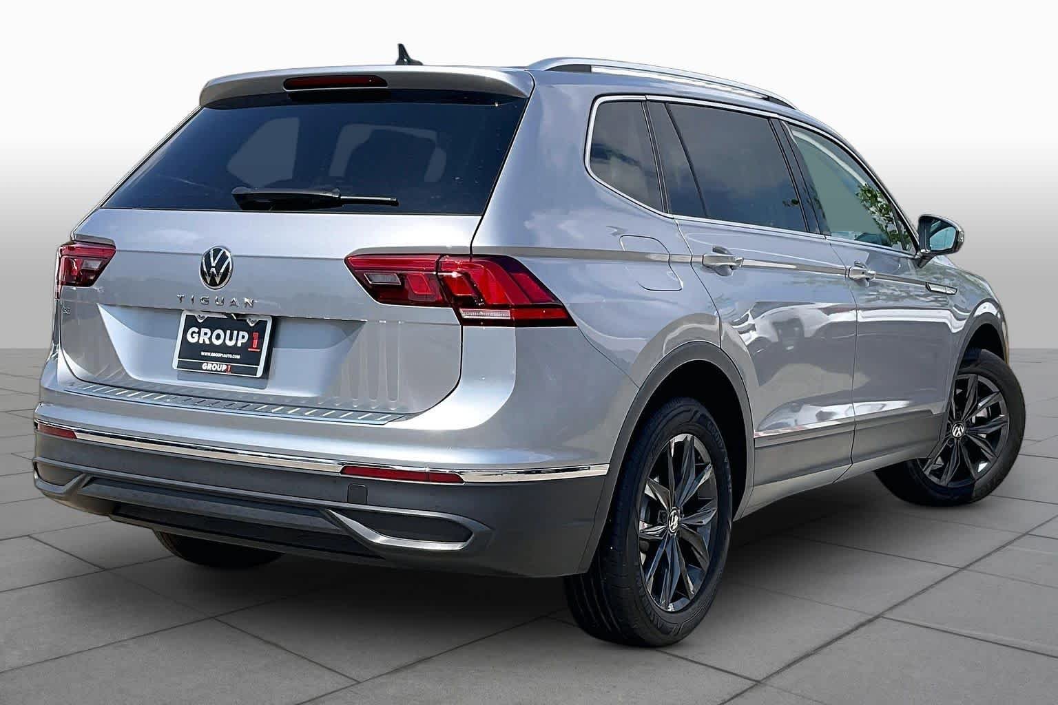 Used 2024 Pyrite Silver Metallic Volkswagen SE image 12