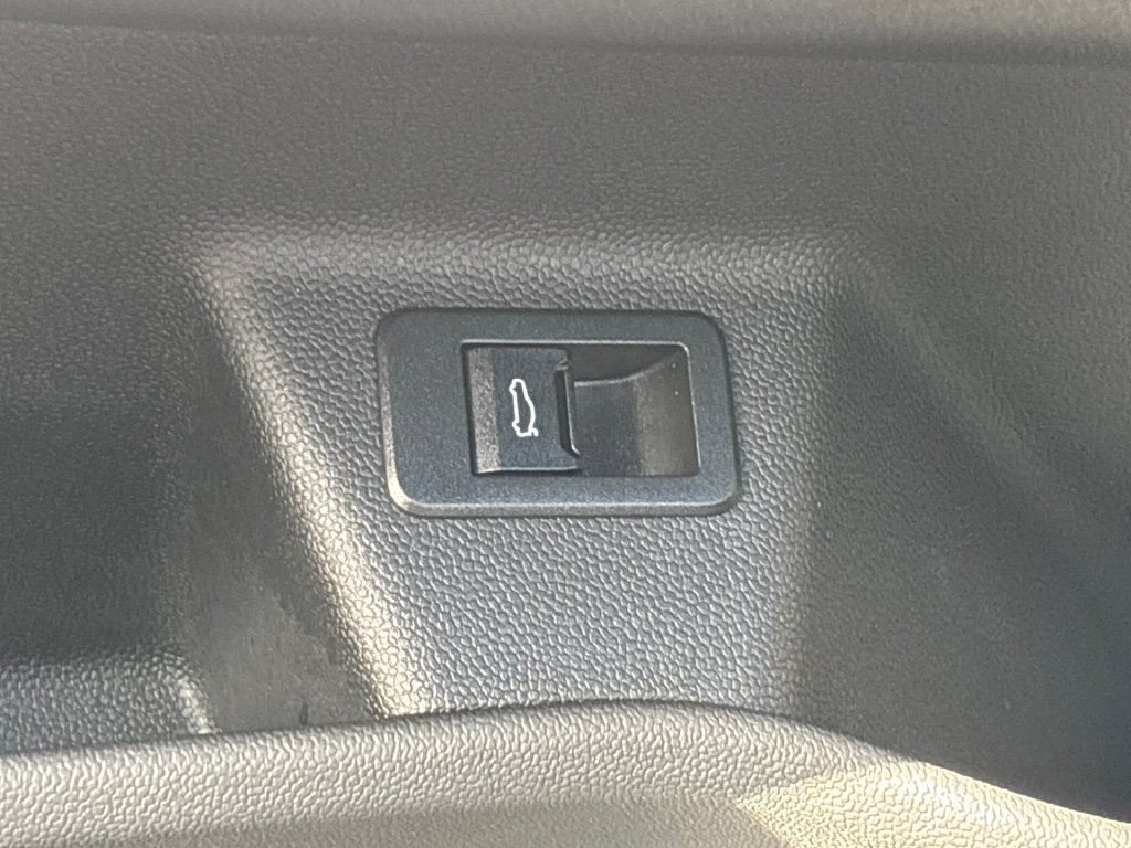 Used 2024 Gray BMW xDrive50 image 27