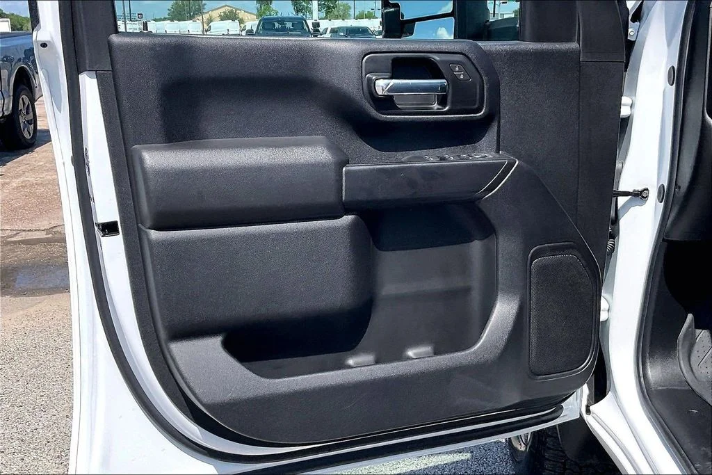 Used 2025 White Chevrolet Custom image 17