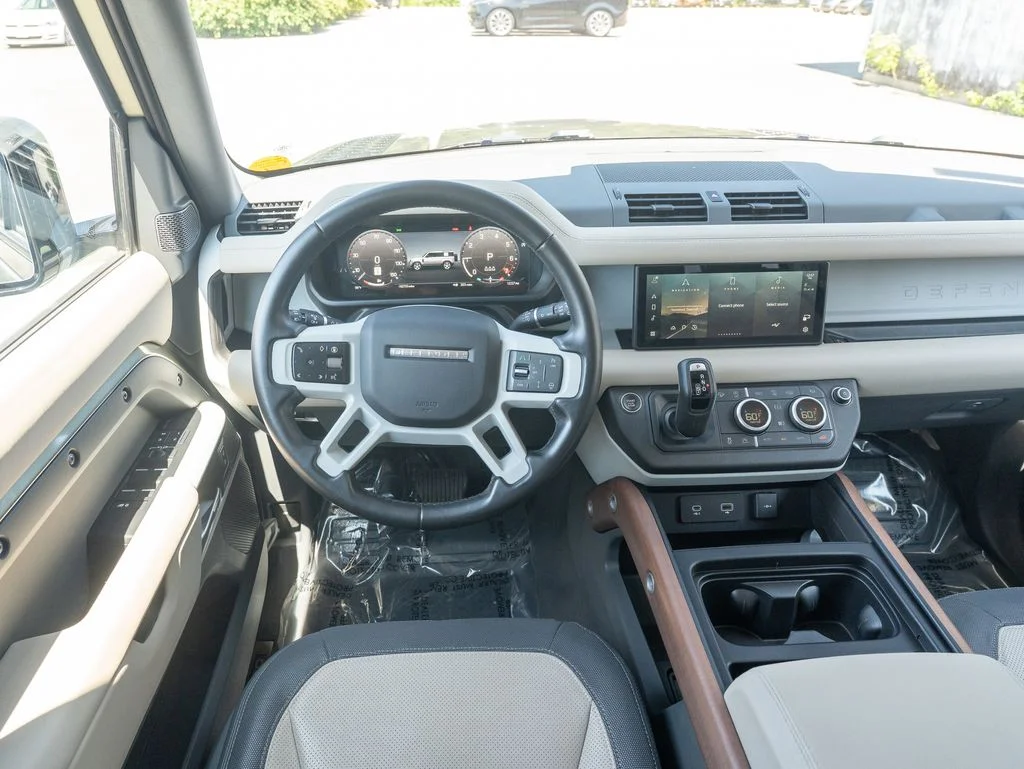 Used 2024 Green Land Rover X-Dynamic SE image 13