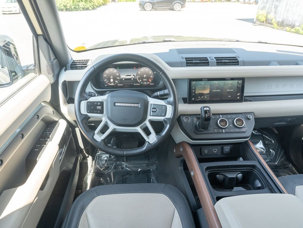 Used 2024 Green Land Rover X-Dynamic SE image 13