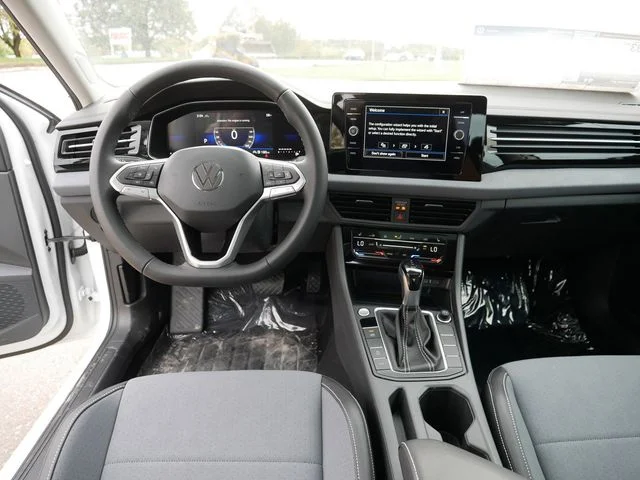 2025 Volkswagen Jetta SE - Photo 9