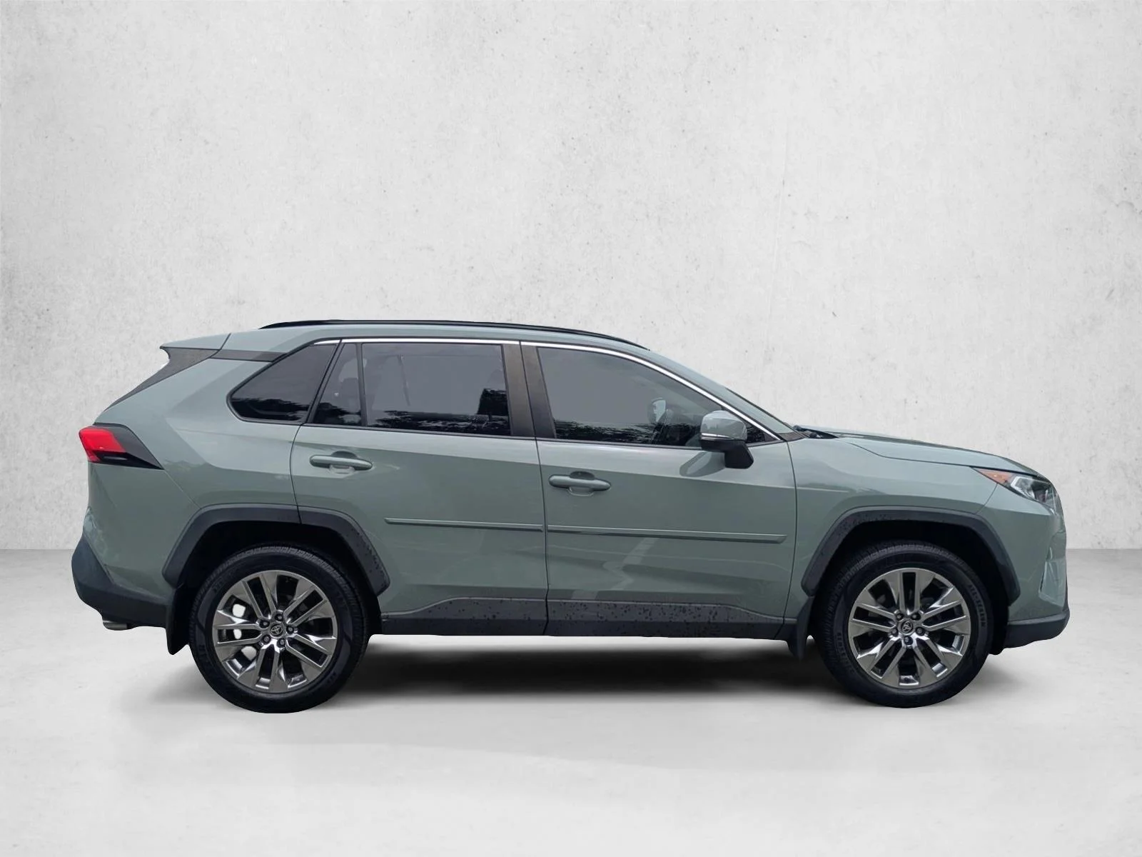 Used 2020 Lunar Rock Toyota XLE Premium image 4
