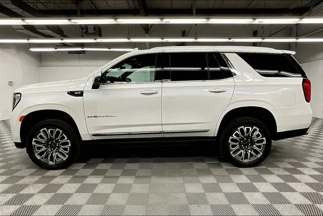 Used 2023 White Frost Tricoat GMC Denali Ultimate image 14