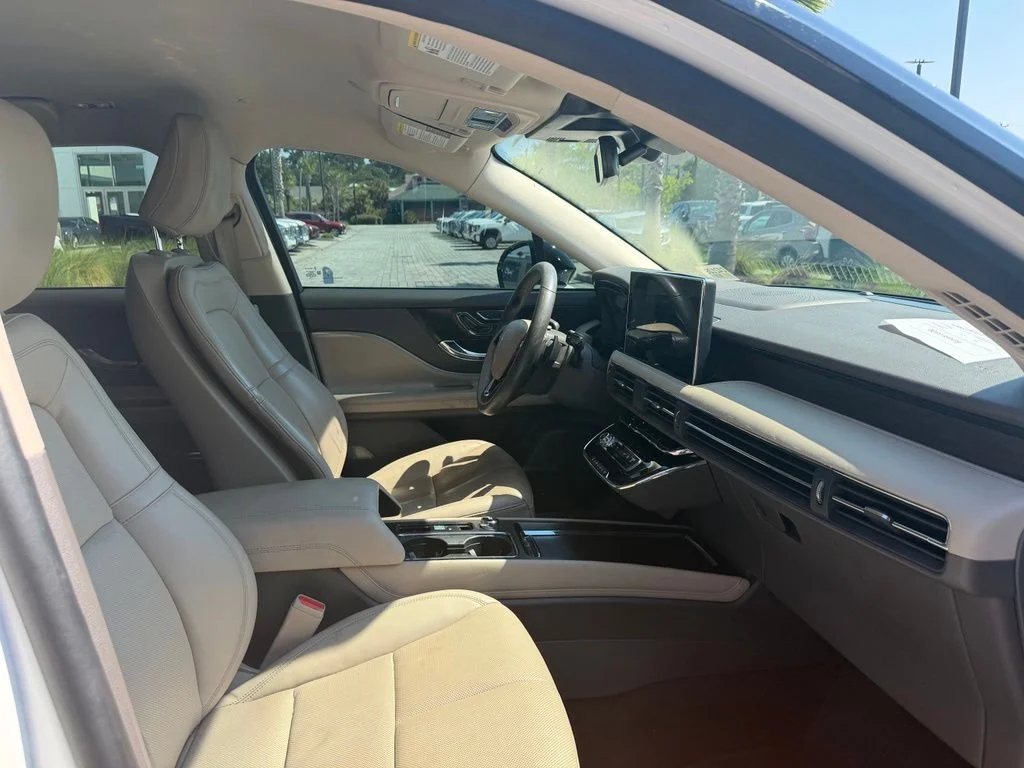 Used 2023 White Lincoln Reserve image 18