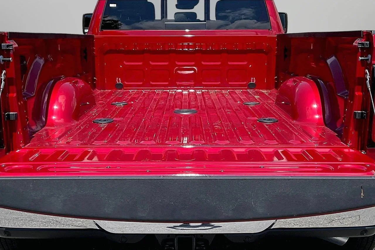 New 2026 Molten Red Pearl-Coat Exterior Paint RAM Tradesman image 23