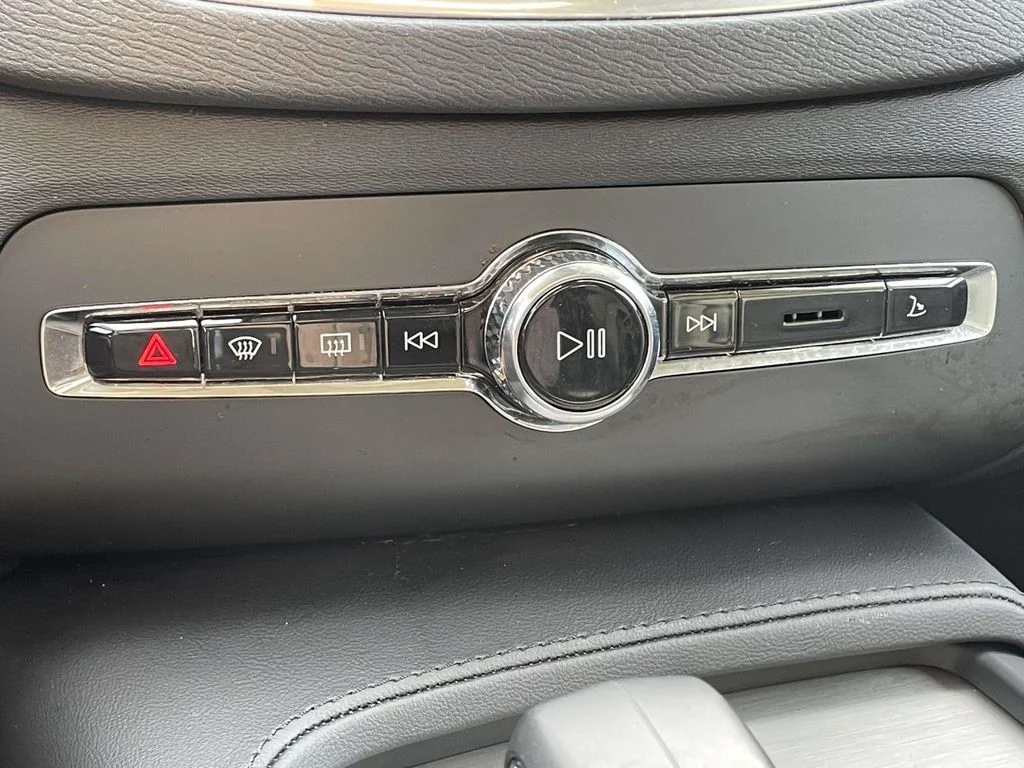 Used 2025 Onyx Black Metallic Volvo Core image 19