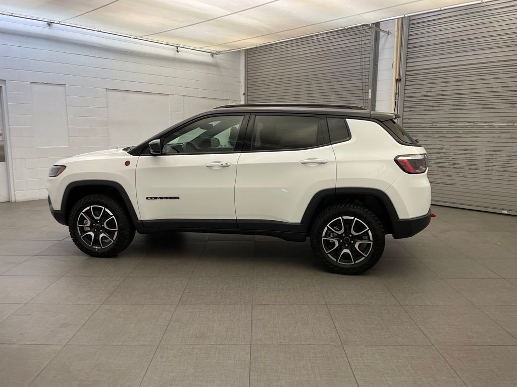 New 2026 Bright White Clear-Coat Exterior Paint Jeep Trailhawk image 5