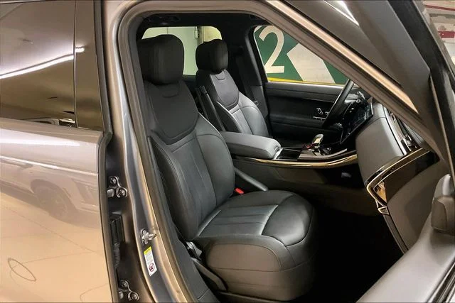 Used 2024  Land Rover SE image 6