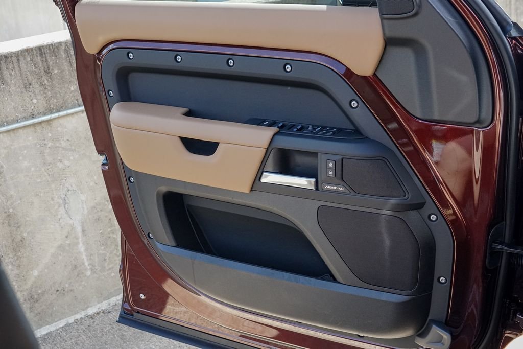New 2026 Sedona Red Metallic Land Rover S image 23