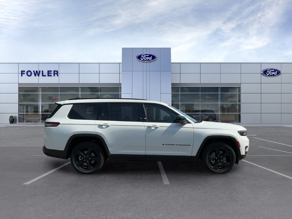 Used 2023 White Jeep Altitude image 4