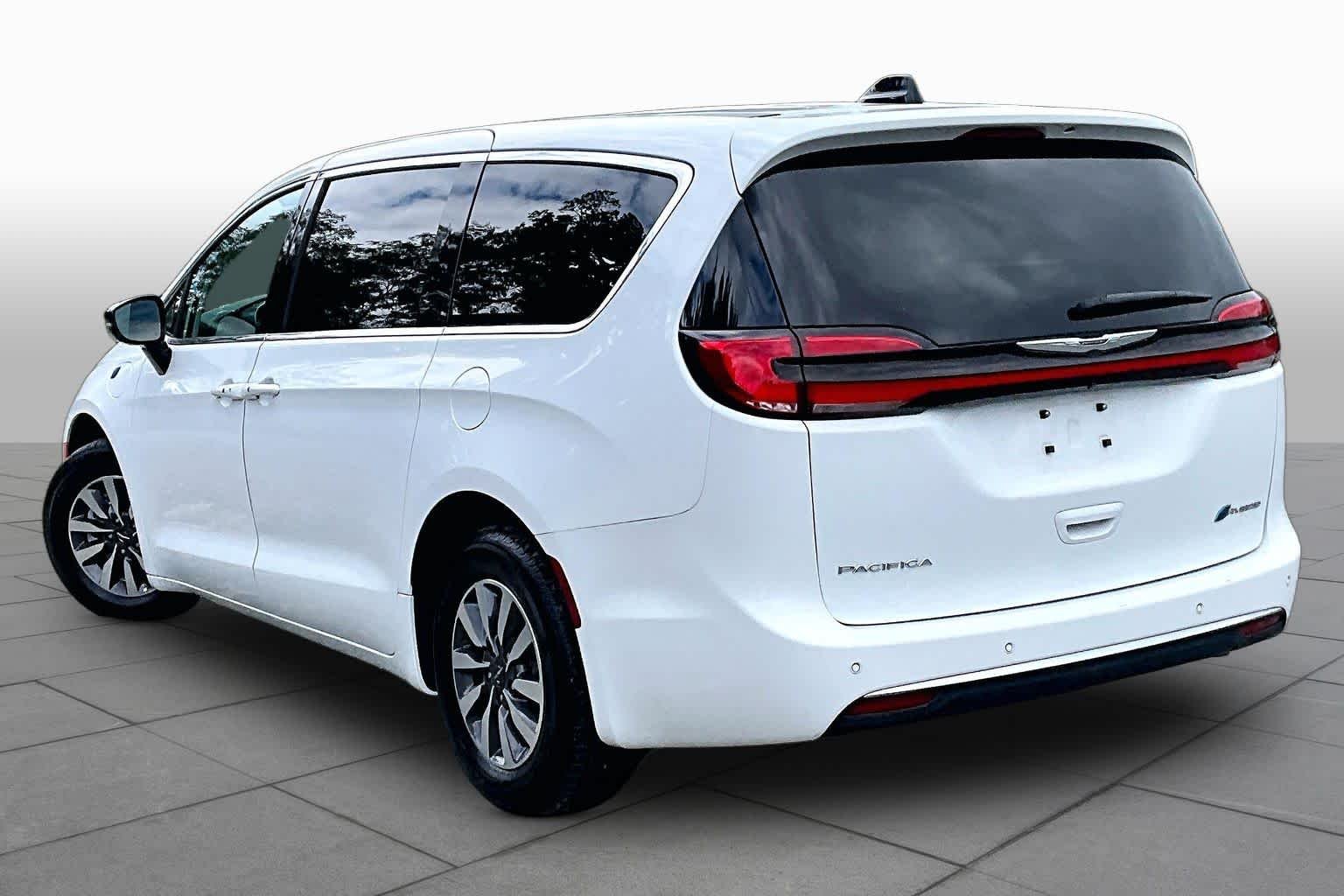 Used 2024 Bright White Clearcoat Chrysler Hybrid Select image 12