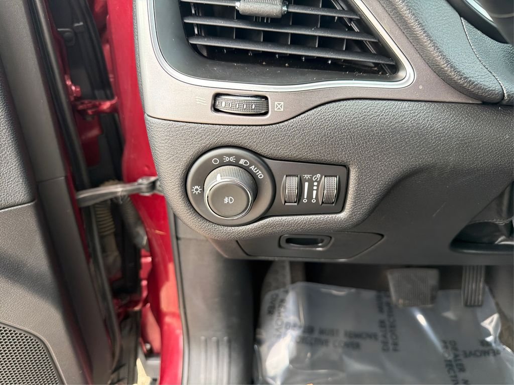 Used 2019 Velvet Red Pearlcoat Jeep Latitude Plus image 18