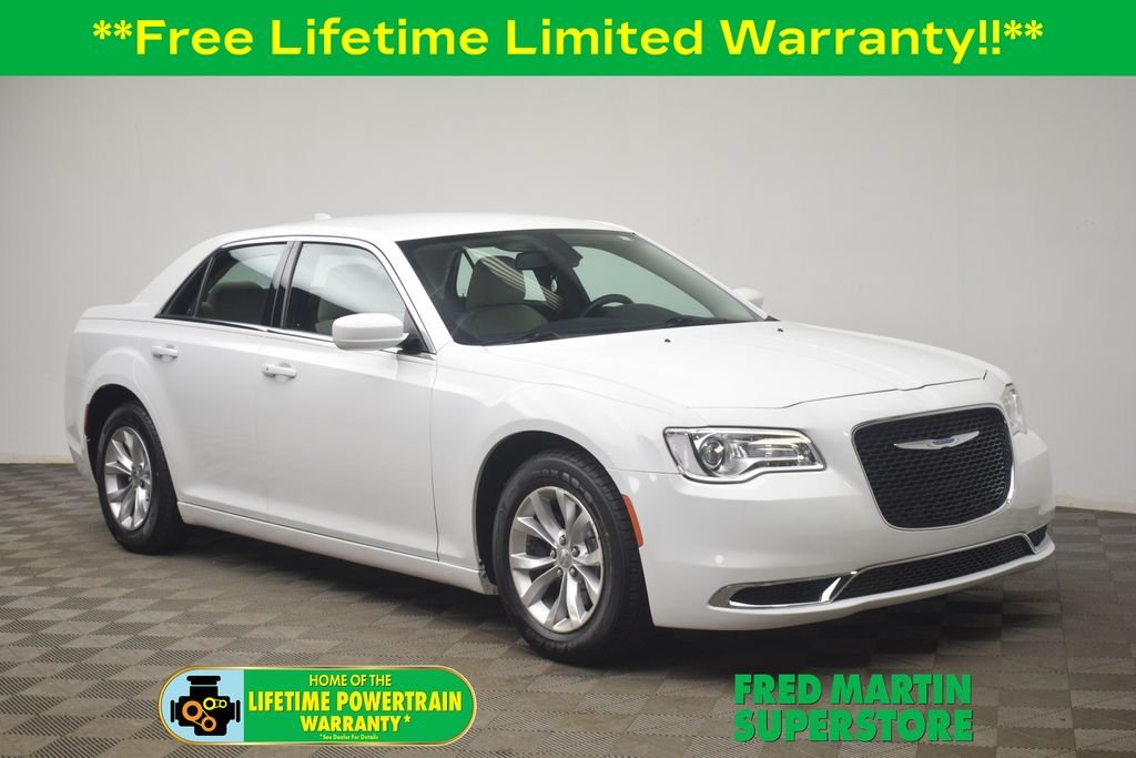 2018 Chrysler 300 Touring's photo