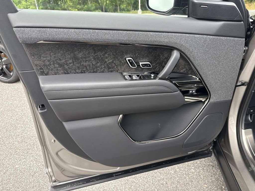 New 2026 Flux Silver Ultra Mettalic Gloss Land Rover Dynamic SE image 19