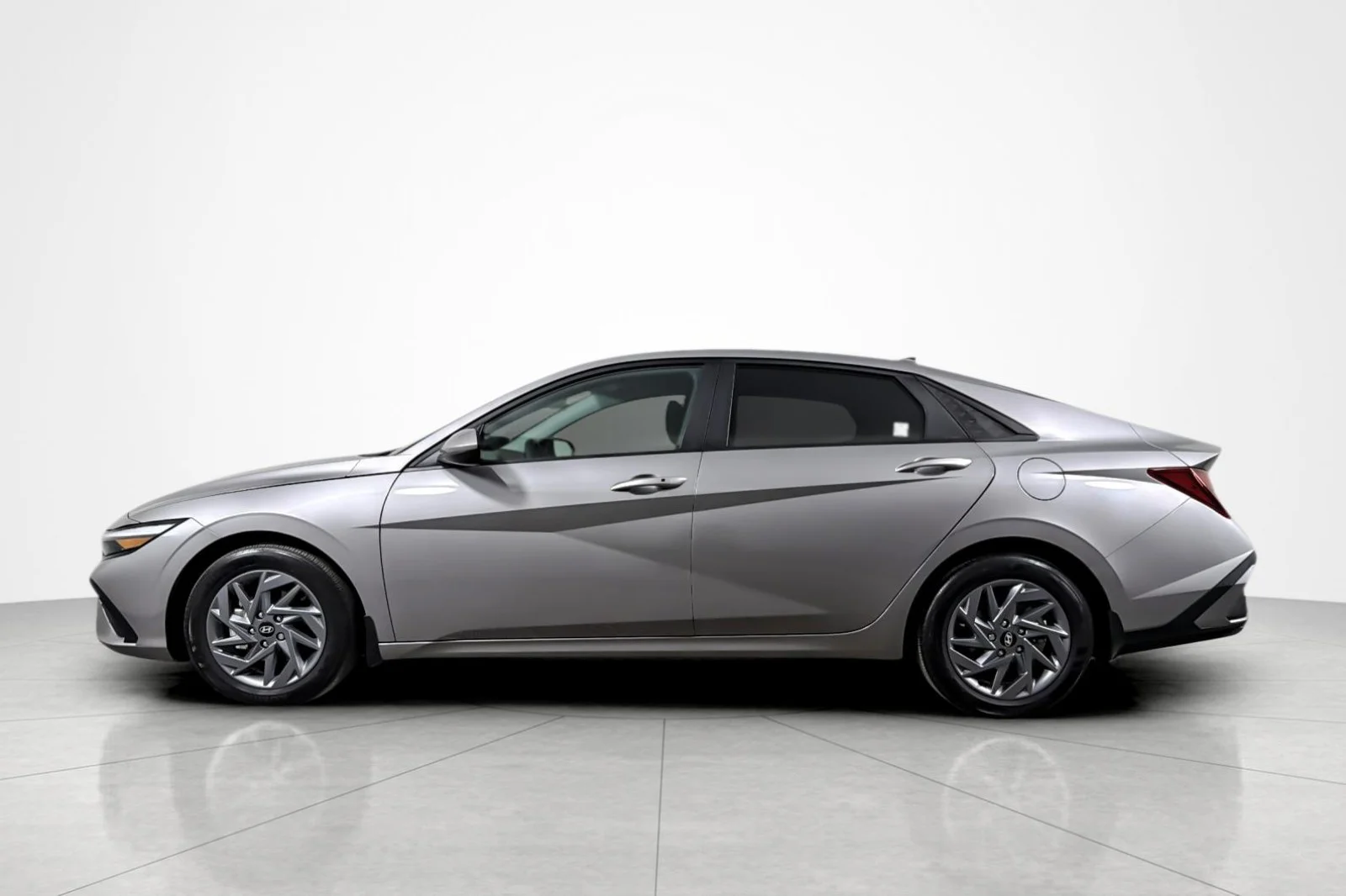 Used 2024 GRAY Hyundai SEL IVT image 2