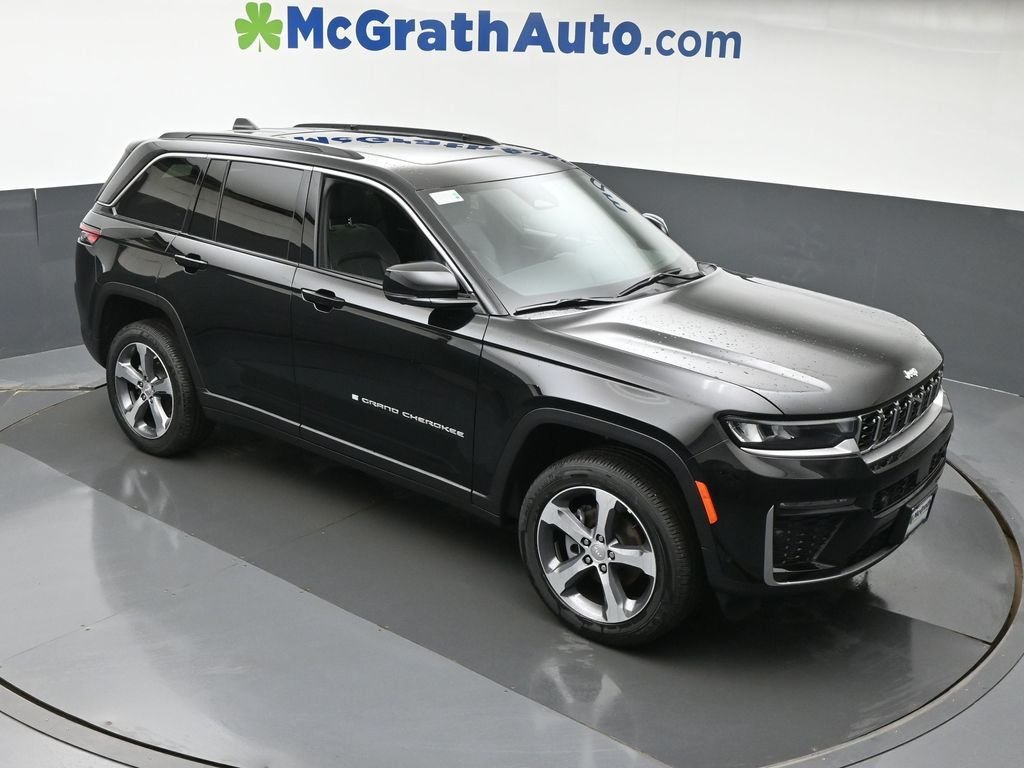 New 2026 Diamond Black Crystal Pearl-Coat Exterior Paint Jeep Limited image 3