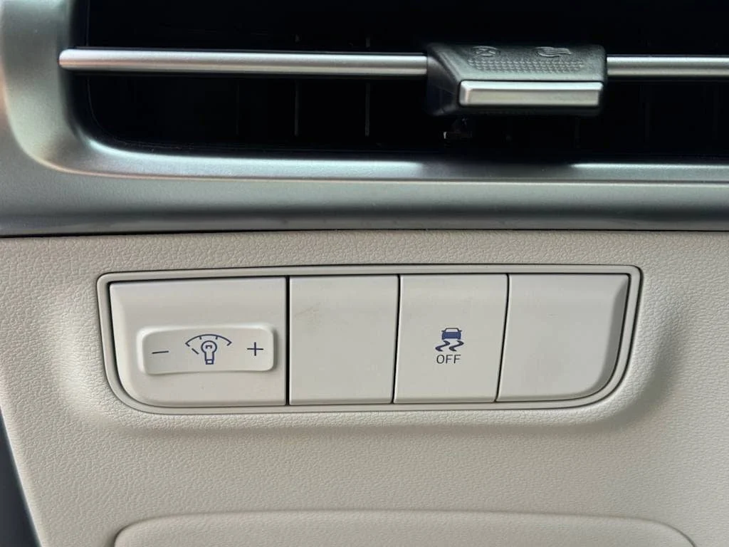 Used 2025 Silver Hyundai SE image 20