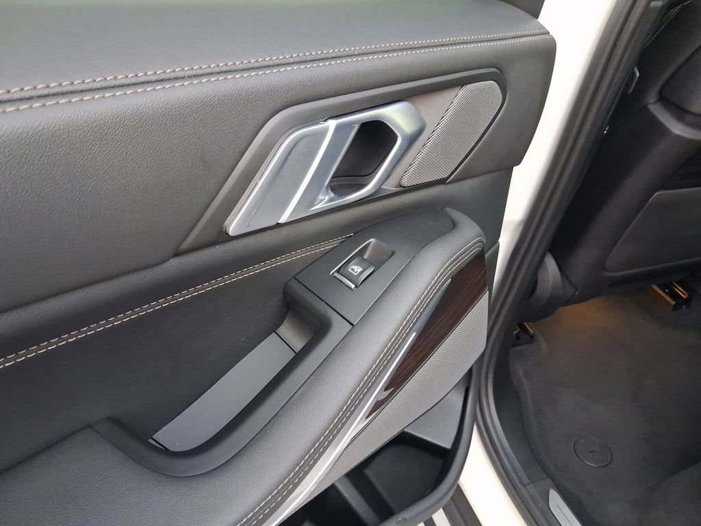 Used 2024 White BMW sDrive40i image 15