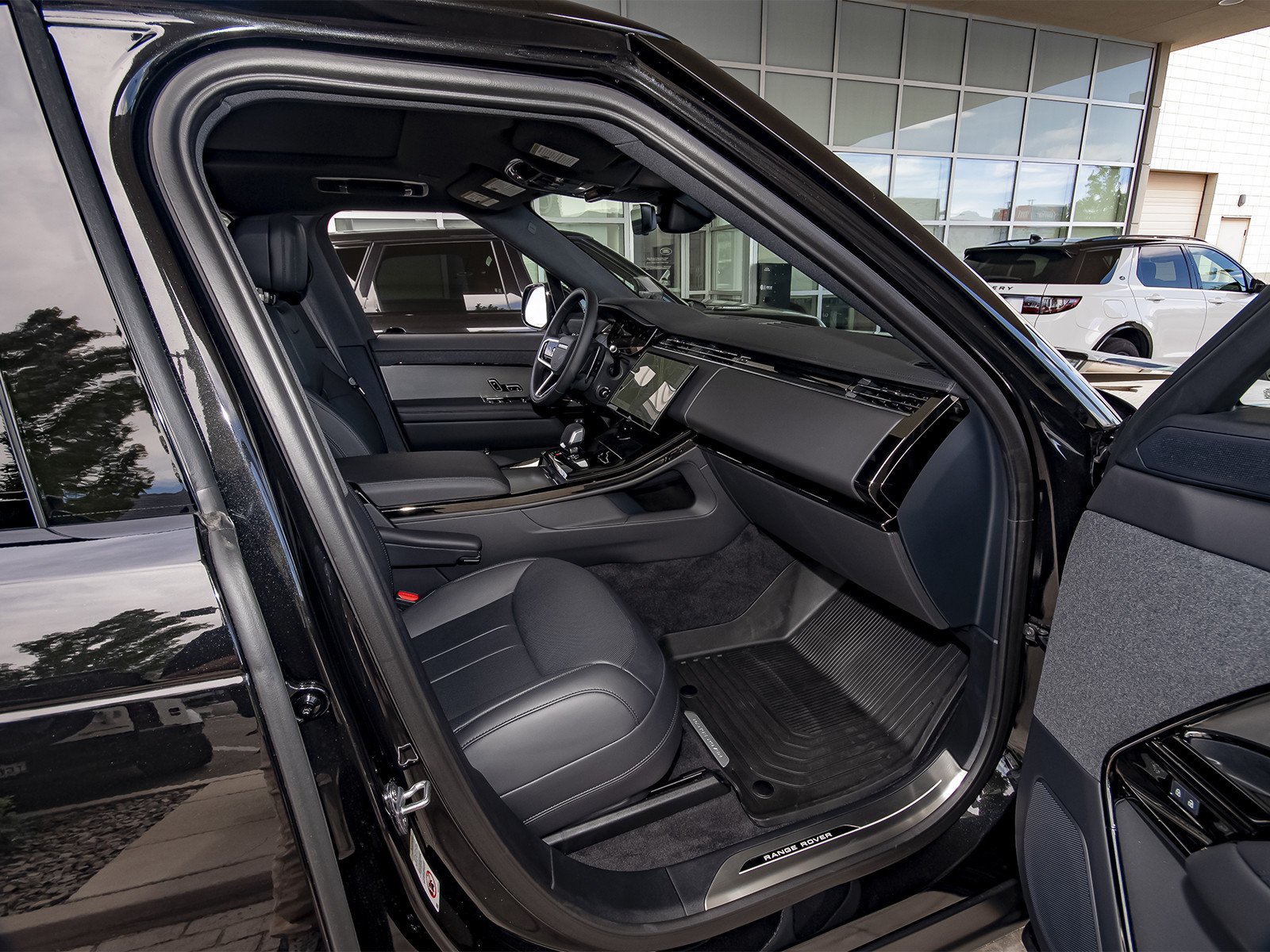 New 2026 Santorini Black Land Rover SE image 39