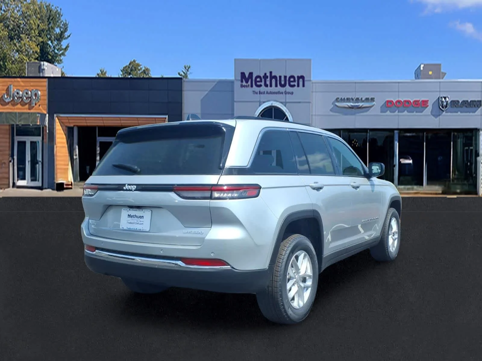 New 2026 Silver Zynith Exterior Paint Jeep Laredo image 4