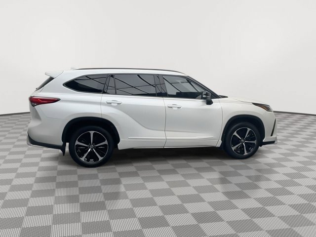 Used 2022 Wind Chill Pearl Toyota XSE image 41