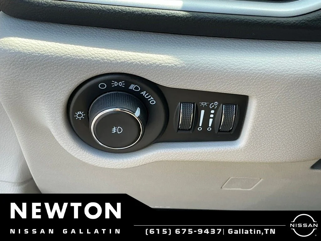 Used 2023 White Chrysler Touring L image 15
