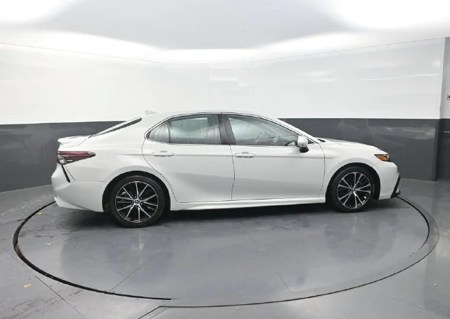 Used 2022 White Toyota SE image 9