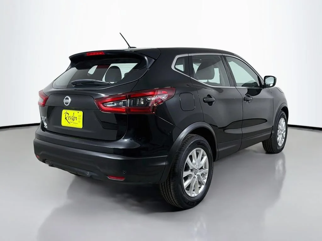 Used 2021  Nissan S image 6