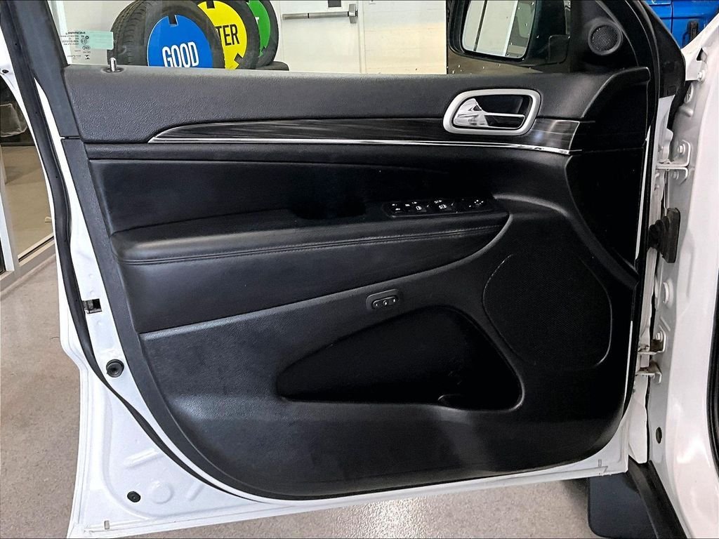 Used 2022 Bright White Clearcoat Jeep Limited image 9