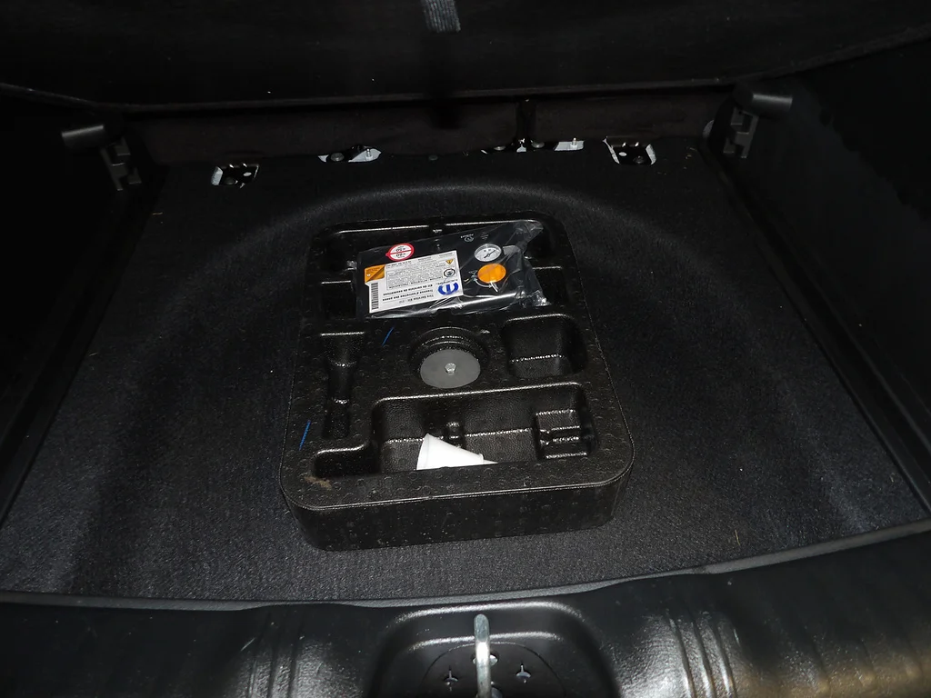Used 2024 Bright White Clear Coat Jeep Latitude Lux image 20