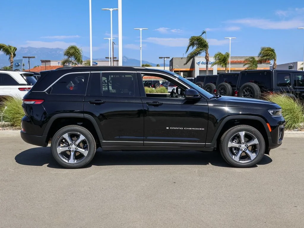 New 2026 Diamond Black Crystal Pearl-Coat Exterior Paint Jeep Limited image 2