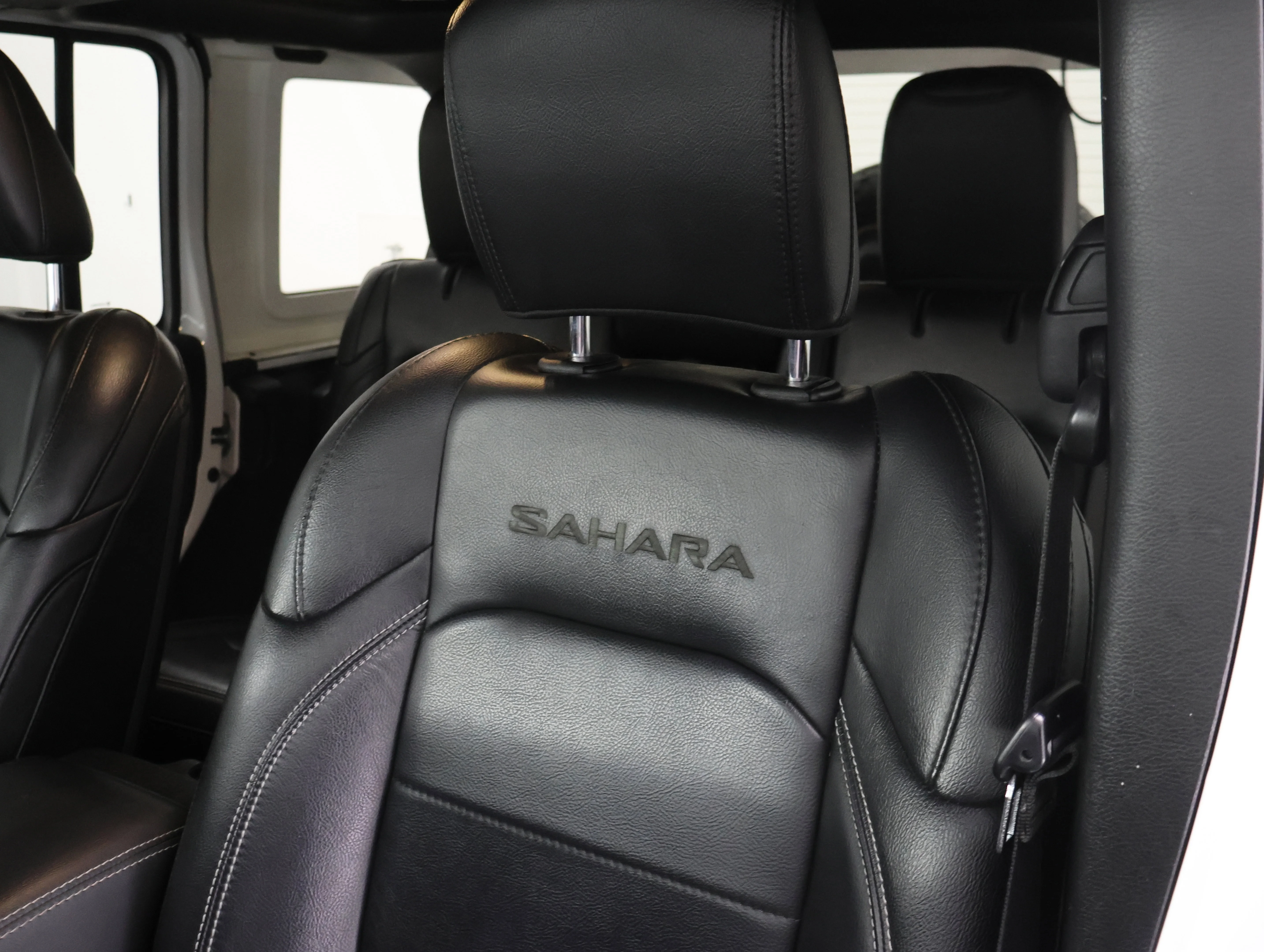 Used 2019 Bright White Clearcoat Jeep Unlimited Sahara image 41