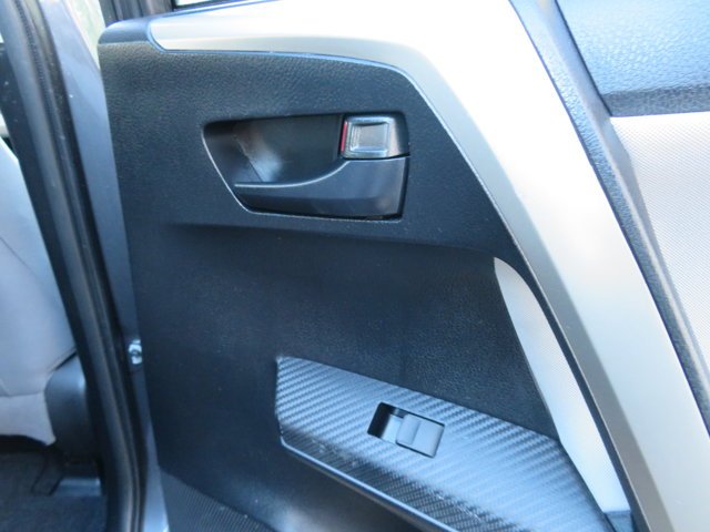Used 2015  Toyota LE image 10