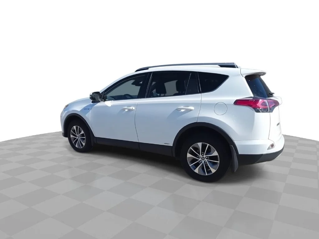 Used 2018 White Toyota XLE image 6