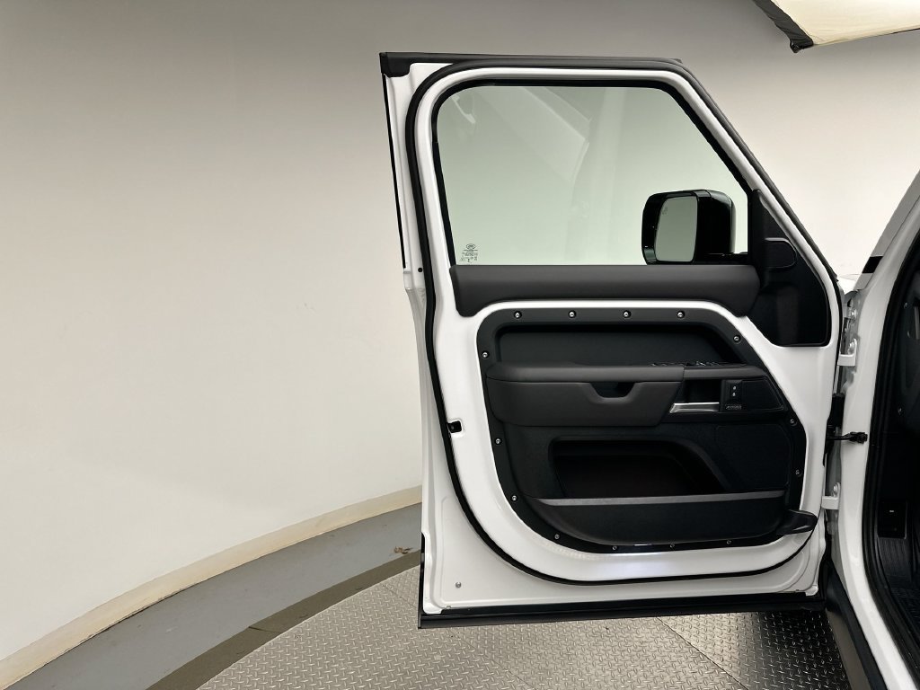 New 2026 Fuji White Land Rover X-Dynamic SE image 10