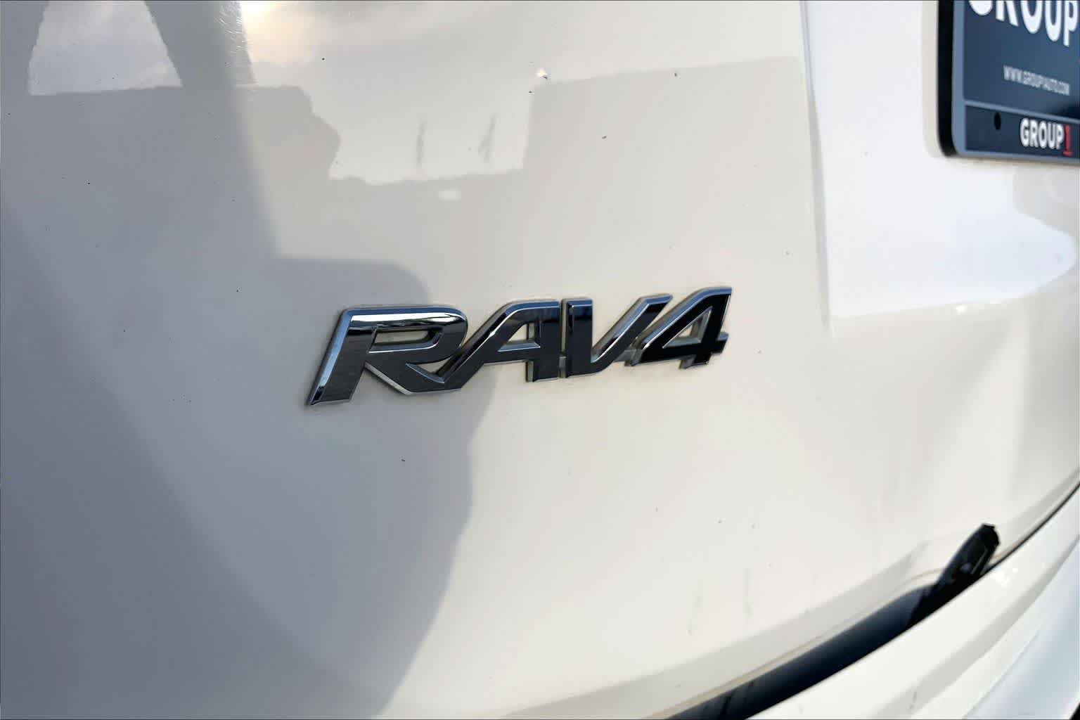 Used 2016 Super White Toyota XLE image 28