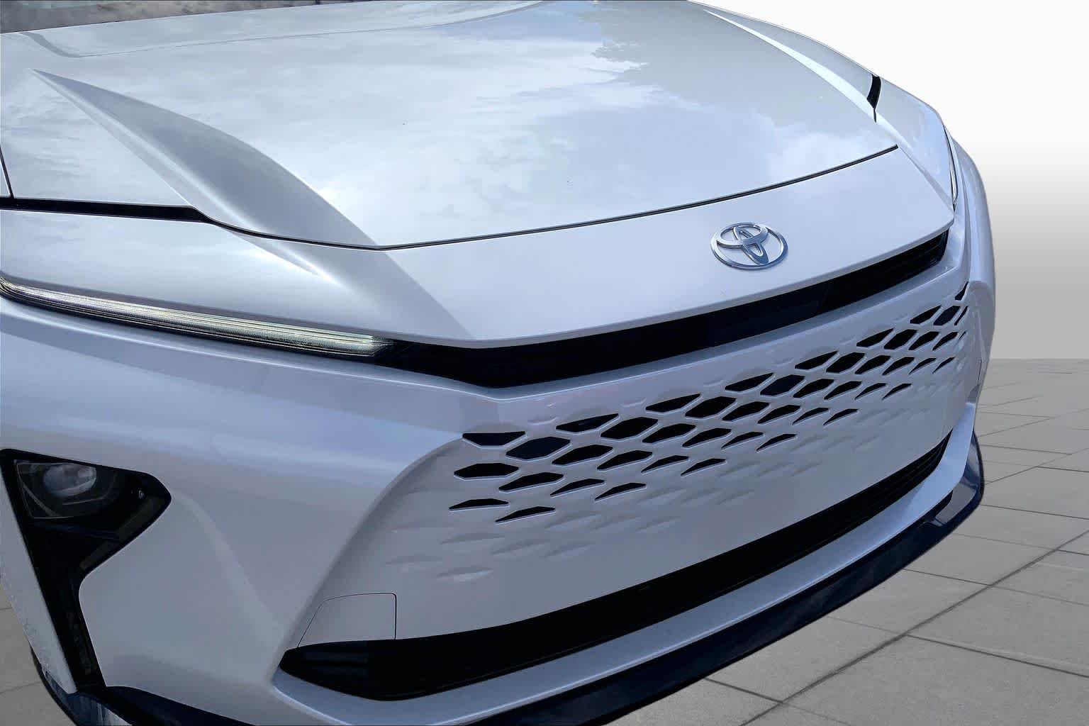 Used 2025 Oxygen White Toyota XLE image 31