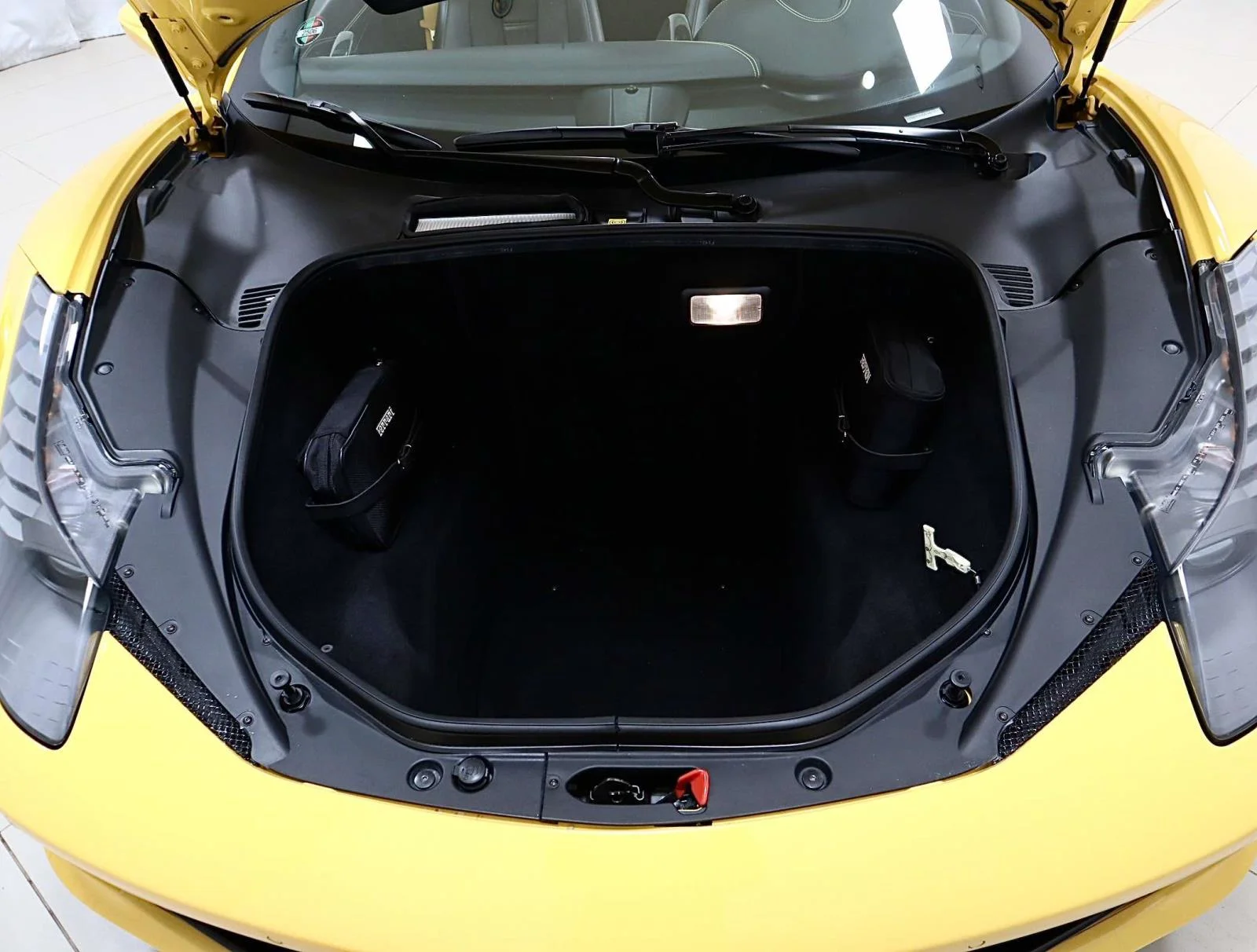 Used 2013 Giallo Modena Ferrari 2dr Conv image 10