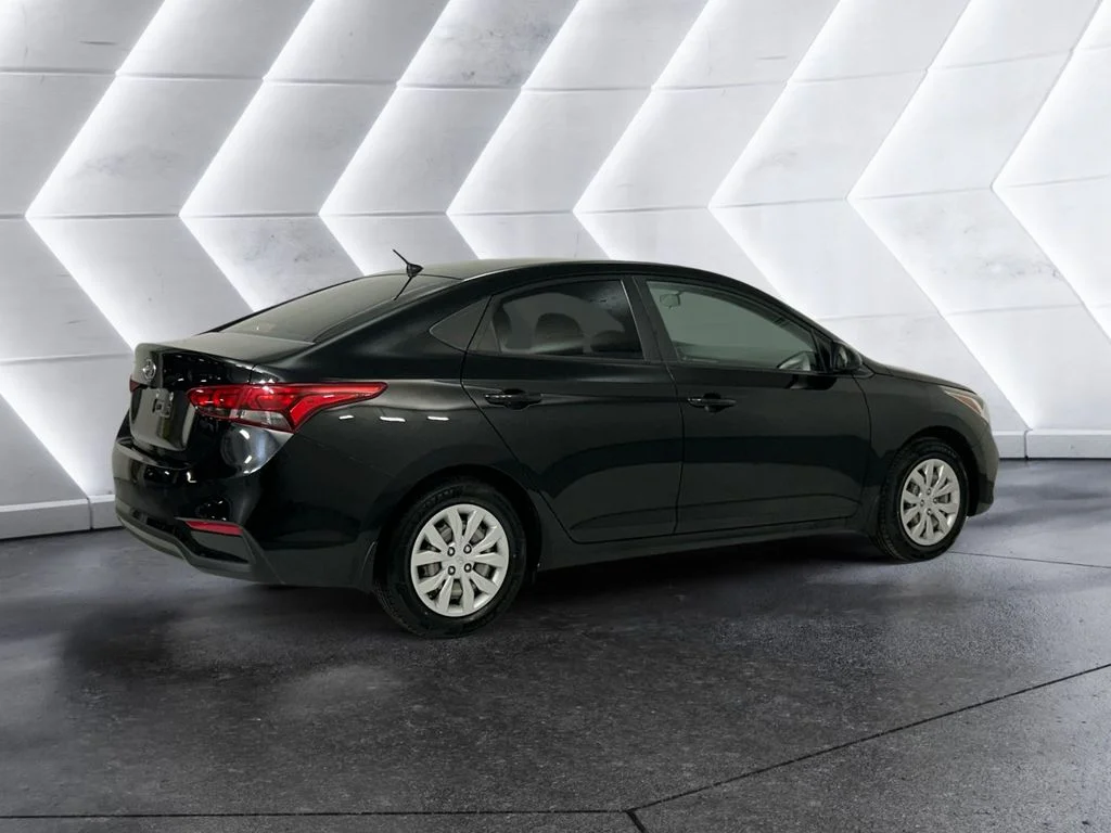 Used 2021 Black Hyundai SE image 4